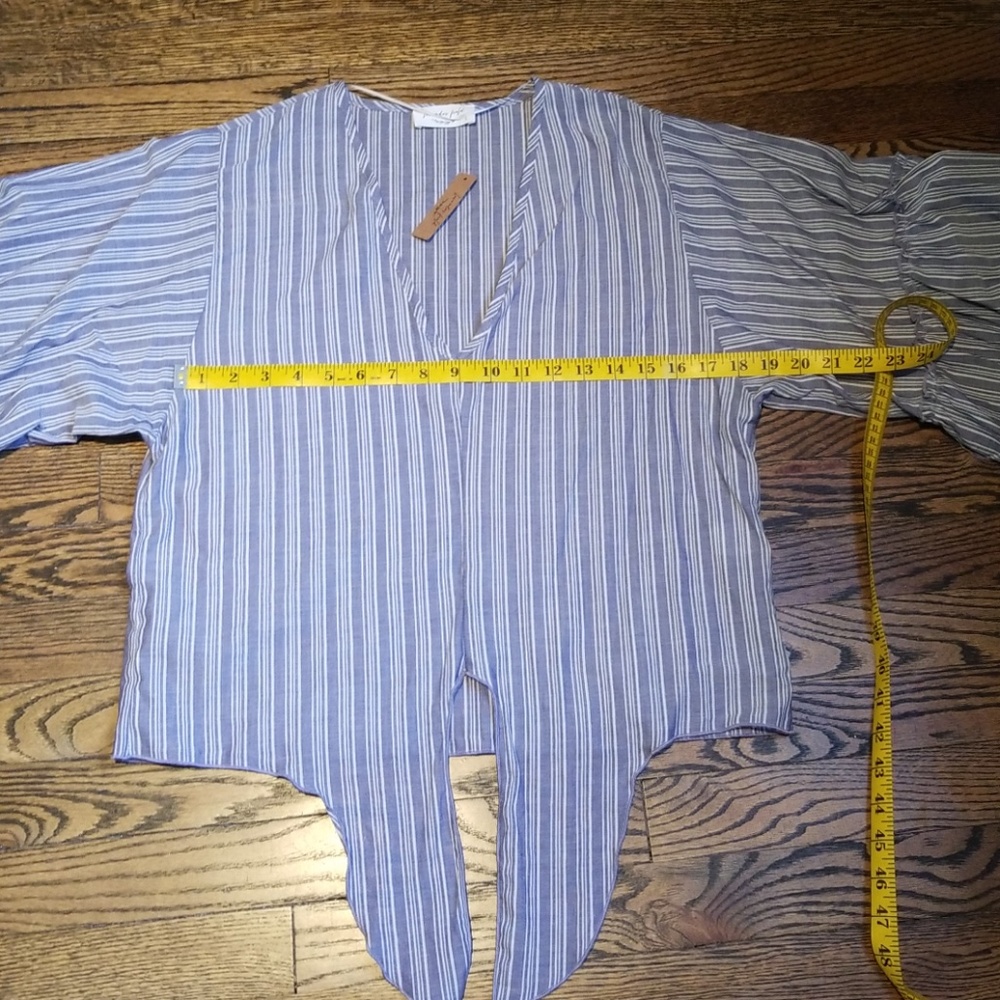 BNWOT Light Loose Top w tie at waist - Picture 2 of 4